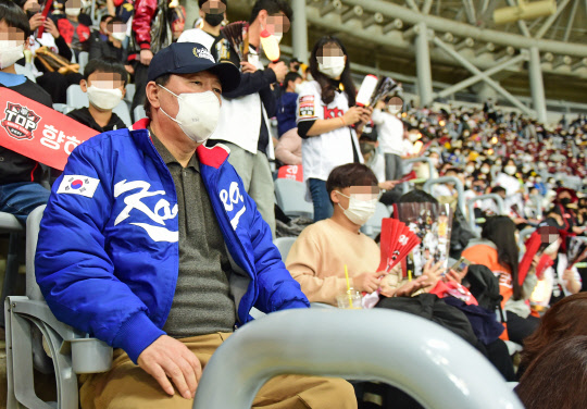 14일 윤석열 국민의힘 대선 후보가 서울 구로구 고척스카이돔에서 열린 한국시리즈 1차전 두산 베어스와 kt wiz의 경기를 관람하고 있다. 국회사진기자단=연합뉴스.